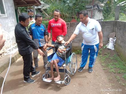 Penyerahan Bantuan Kursi Roda Dari Dinas Sosial Kabupaten Buleleng Kepada Dua Penyandang Disabilitas